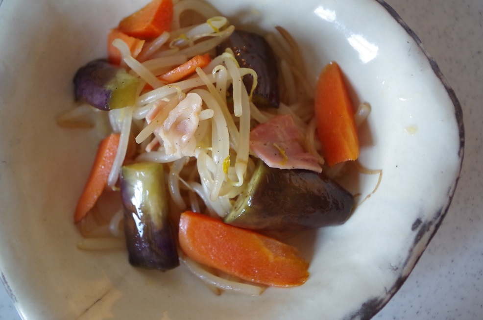 茄子を使って麺つゆで味付け♪夏らしい野菜炒め