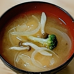 玉ねぎブロッコリーしめじの味噌汁