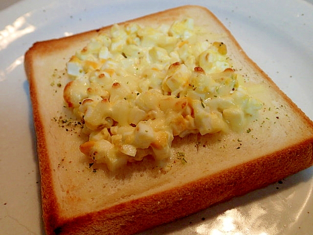 卵サラダとシュレッドチーズのトースト