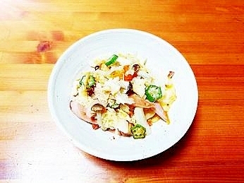 母が作るオクラときのこの卵炒め