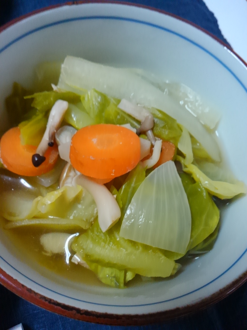 切って煮込むだけ　鶏ムネ肉と春キャベツのスープ