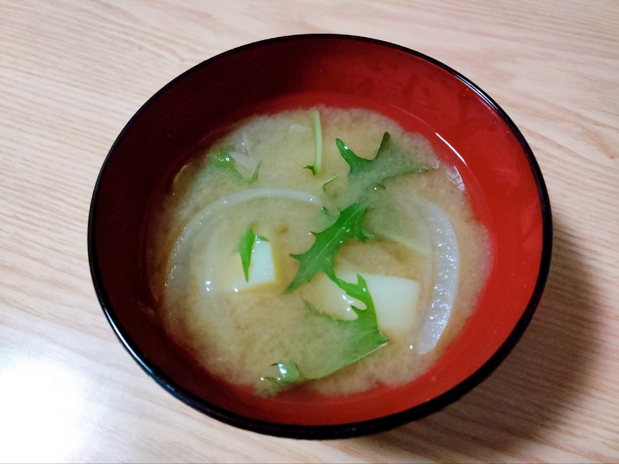 じゃがいもと玉ねぎと水菜の味噌汁