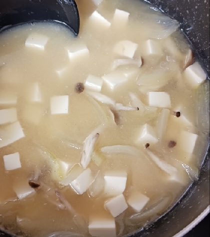 玉ねぎと豆腐としめじの味噌汁