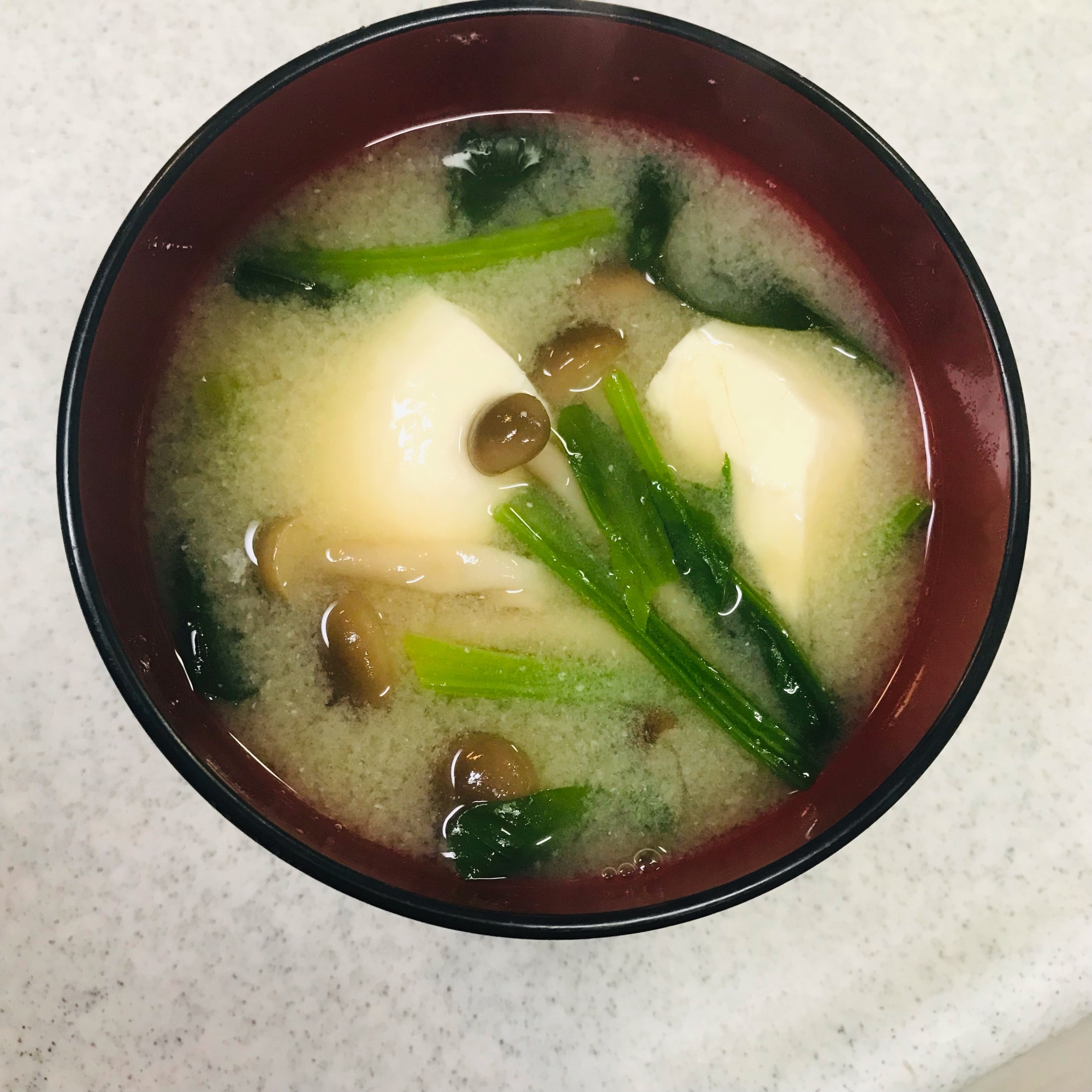 しめじ、豆腐、ほうれん草の味噌汁