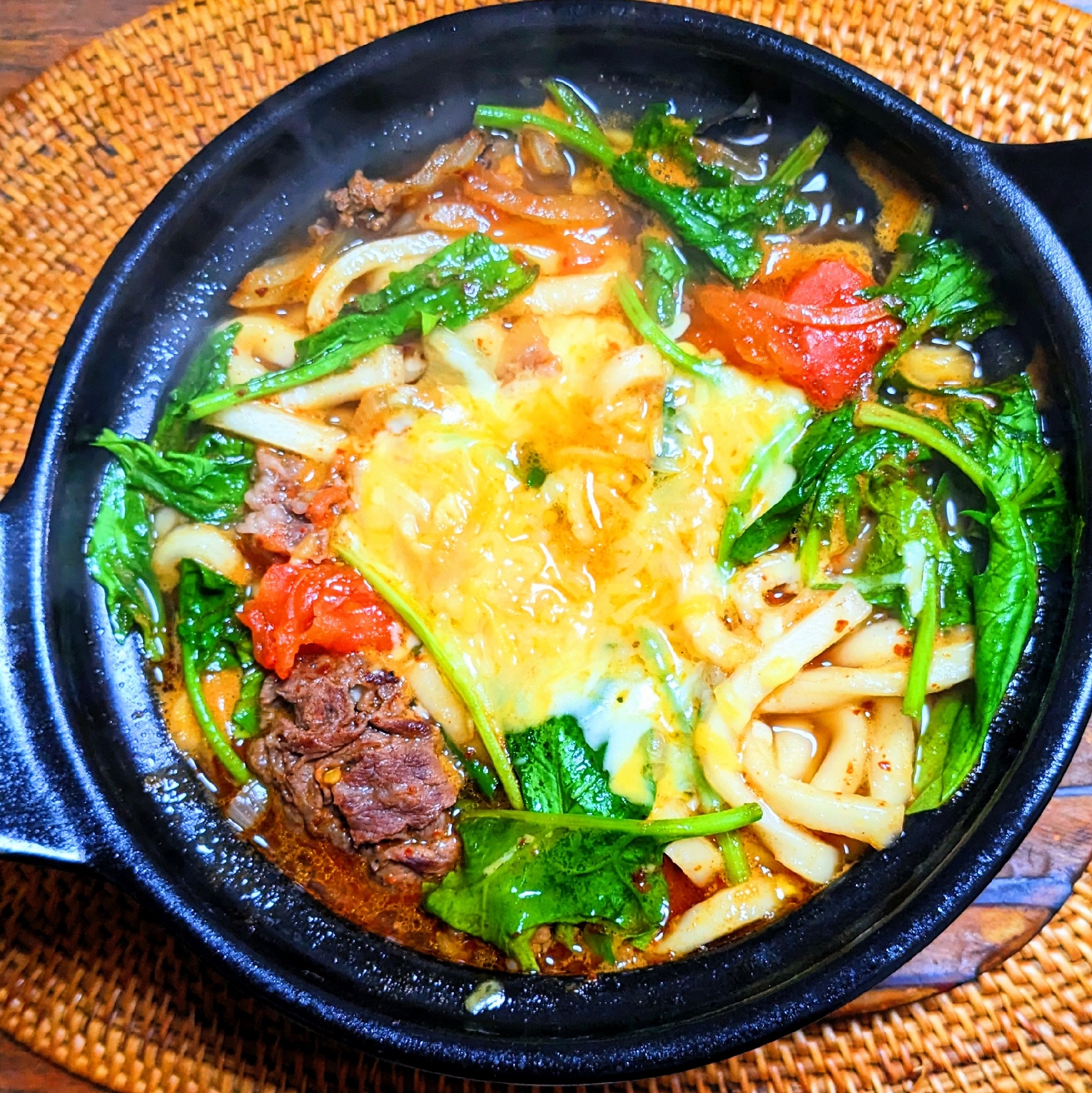 牛肉トマトのとろ〜りチーズうどん