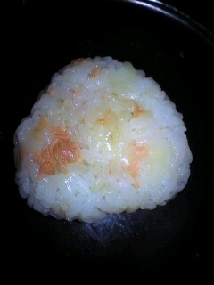 鮭フレークとチーズ　ピリッと焼きおにぎり