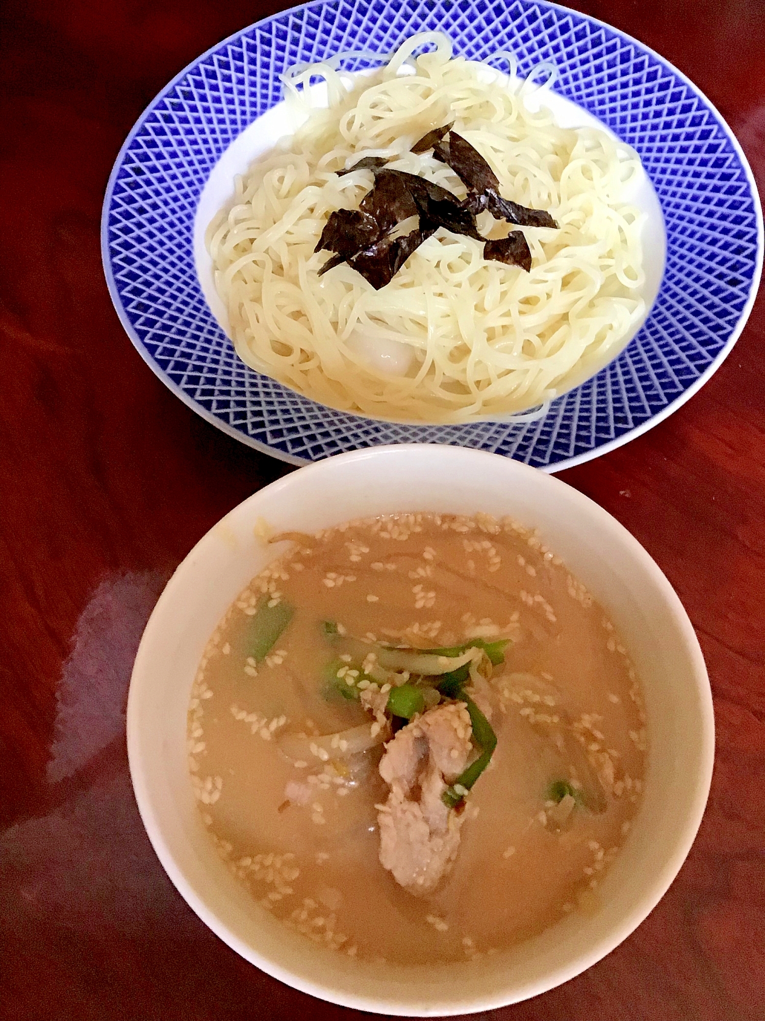 ニラとモヤシと豚コマのとんこつ和風醤油のつけ麺。