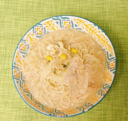 キャベツと豚肉炒めのせ★ラーメン