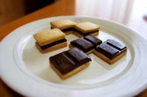 焼きたてに板チョコ乗せるだけ のチョコクッキー レシピ 作り方 By コッツウォルズハニー 楽天レシピ