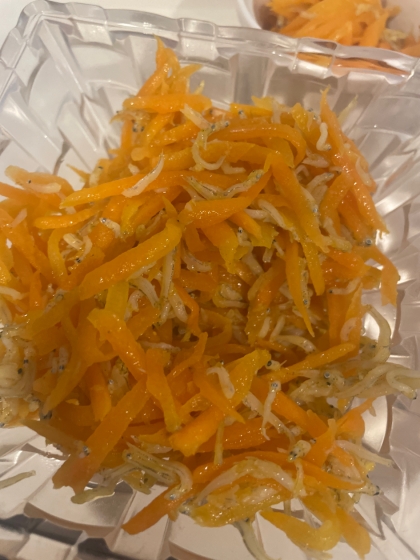 ごま油香る♪しらすとにんじんの炒め物