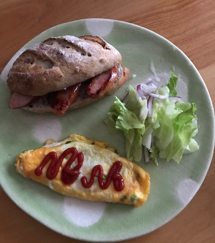 ネギオムレツとウィンナーチーズサンドの朝ごはん