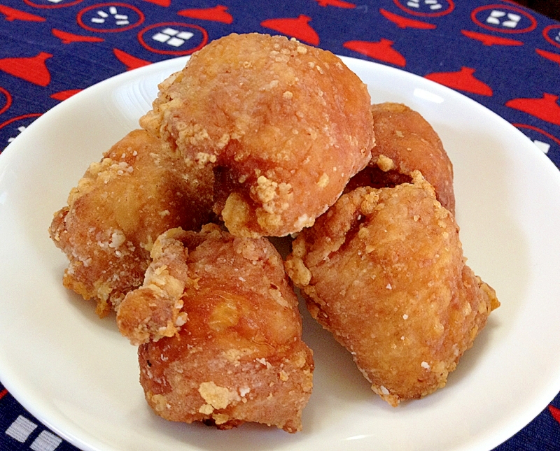 白い皿に盛られた鶏むね肉と鶏皮の唐揚げ