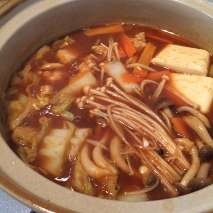一人鍋で(^o^)家にあるもので簡単に出来て美味しかったです。甘めなので辛すぎず美味しかった(^o^)七味を入れるとピリピリ美味しかったです！また作りますねぇ♡