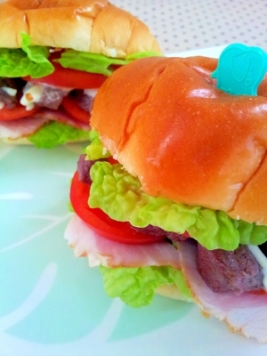 ステーキとベーコン・レタス・トマトのサンドイッチ♪