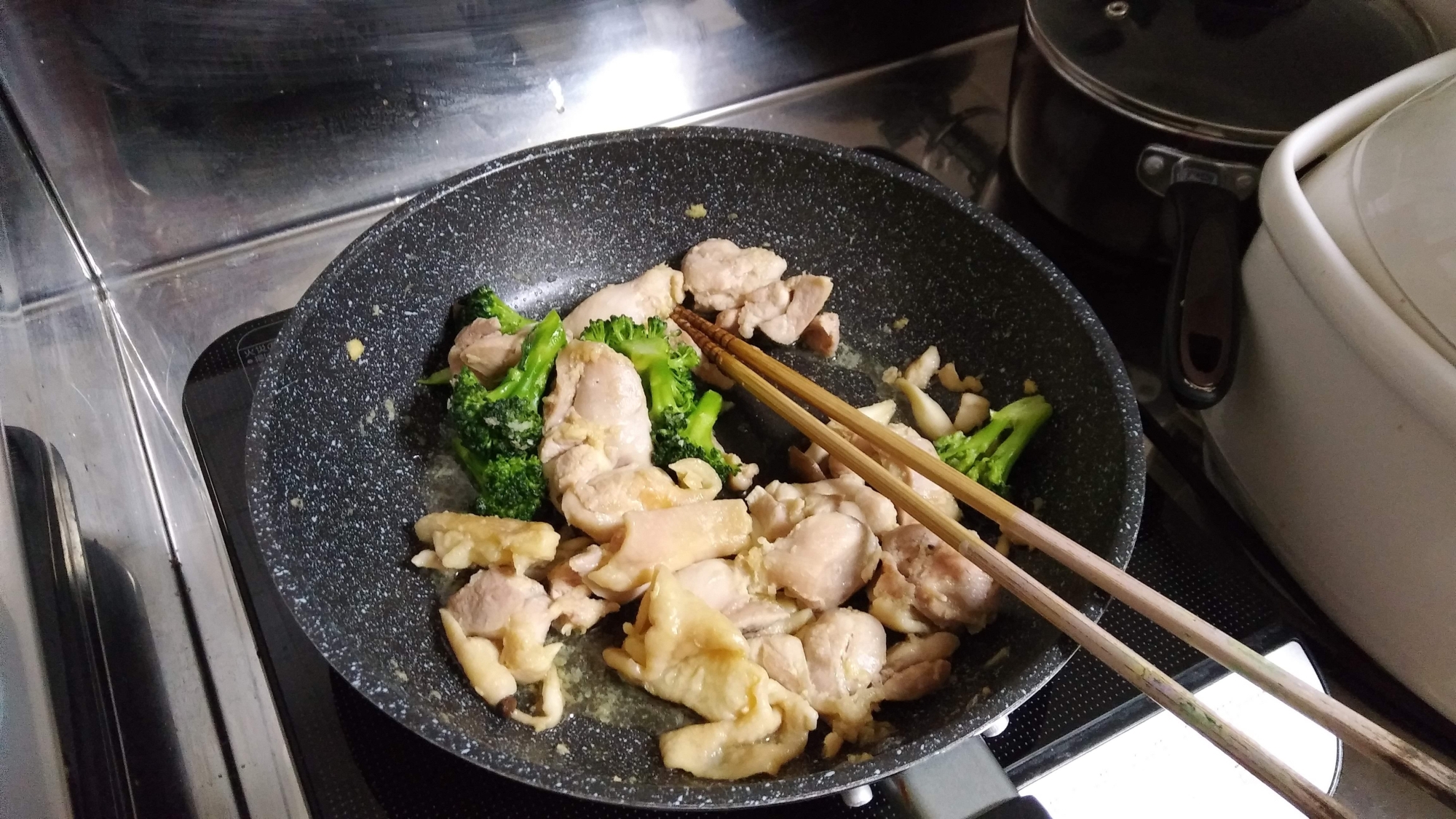鶏もも肉ときのことブロッコリーの中華風炒め