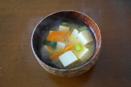 豆腐と人参とほうれん草と麩の味噌汁