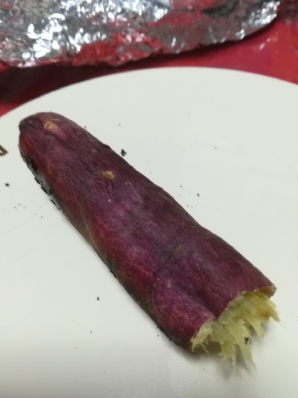 初めて、焼き芋しました！
グリルだけで、簡単で良かったです。
甘みが出るというので、塩水に2時間ほどつけて、焼きました。
グリルのみ、本当に簡単で良かった。