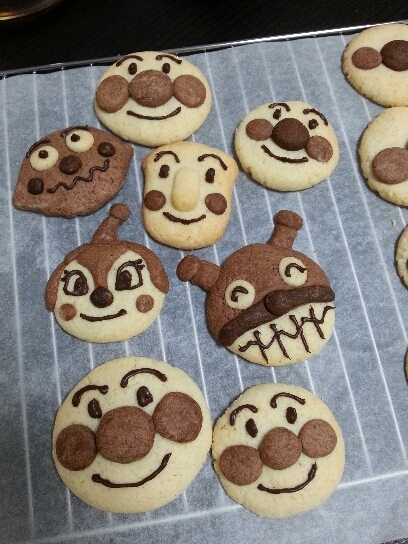 初レポです☆アンパンマンが大好きな友達の子供へのプレゼントに。目とかはデコペンで書いちゃいましたが(^-^;簡単、楽しく、可愛く出来て良かったです！！