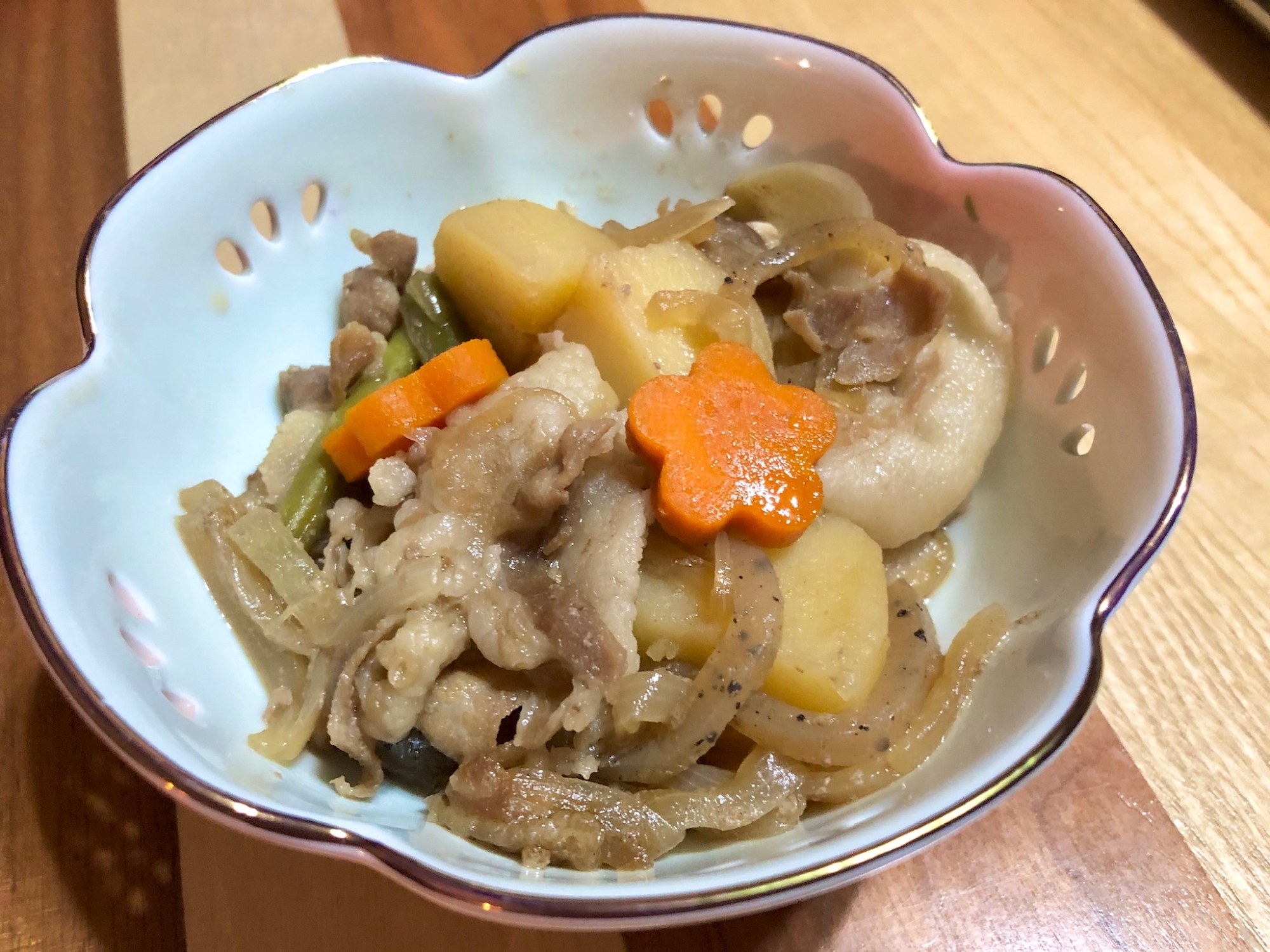 豚こま肉で節約肉じゃが