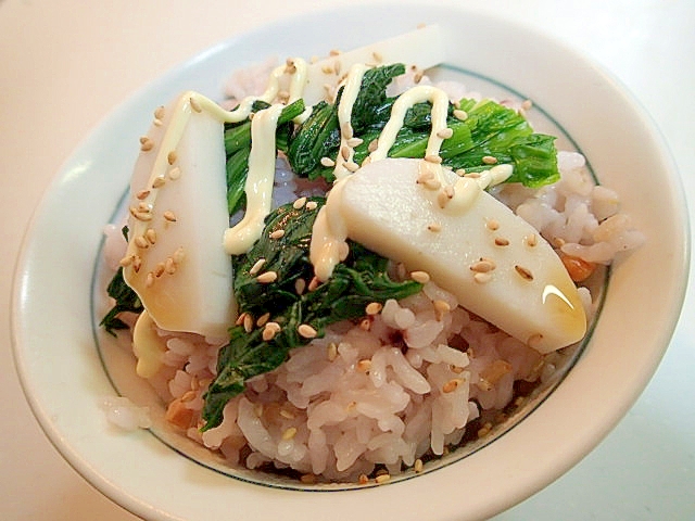 三十雑穀で　ほうれん草と板蒲鉾のご飯