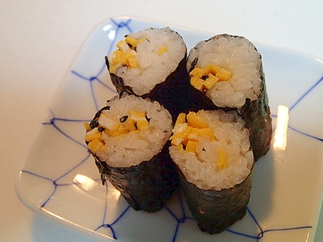 錦糸卵と黒胡麻の細巻き寿司♬
