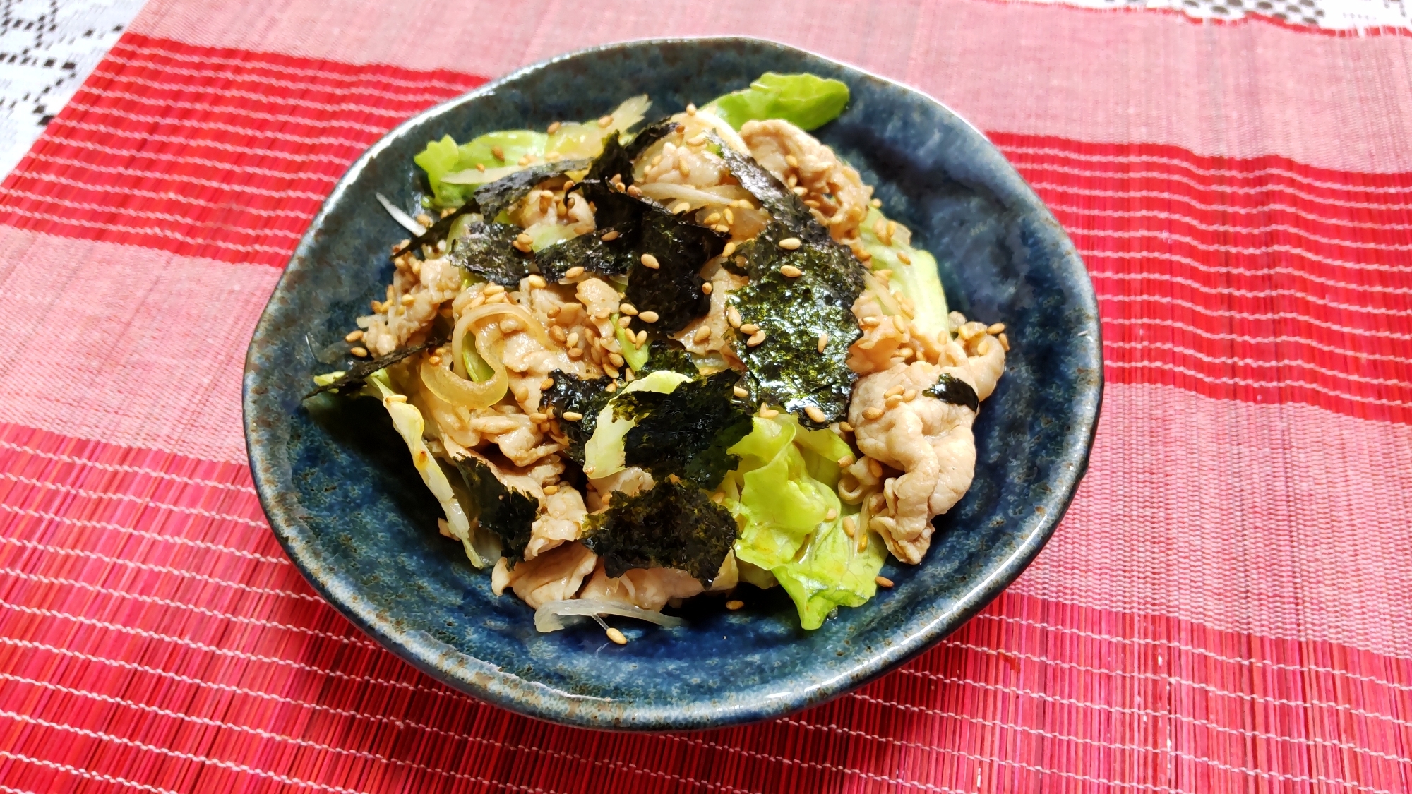 ご飯が進む！豚肉とレタスの韓国風サラダ〜♪