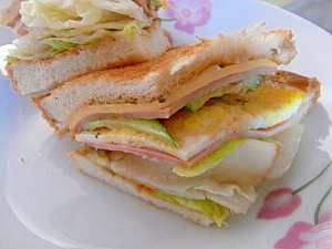 白い皿に盛られたサウザンドレッシングの野菜サンド