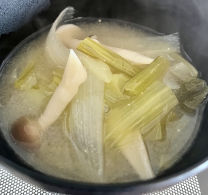 しめじの香りが良く、小松菜と玉ねぎも甘くてとっても美味しいお味噌汁ですね╰(*´︶`*)╯♡
素敵なレシピ、ありがとうございます♬