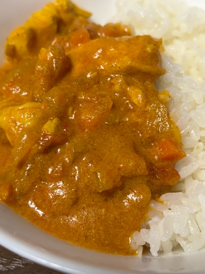 お手軽なのに本格的な味！バターチキンカレー