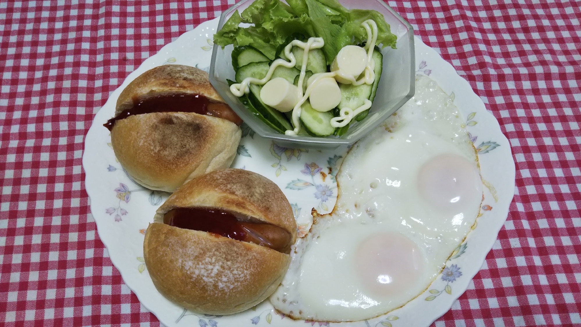 ロールパンホットドッグと目玉焼きとチーズサラダ☆