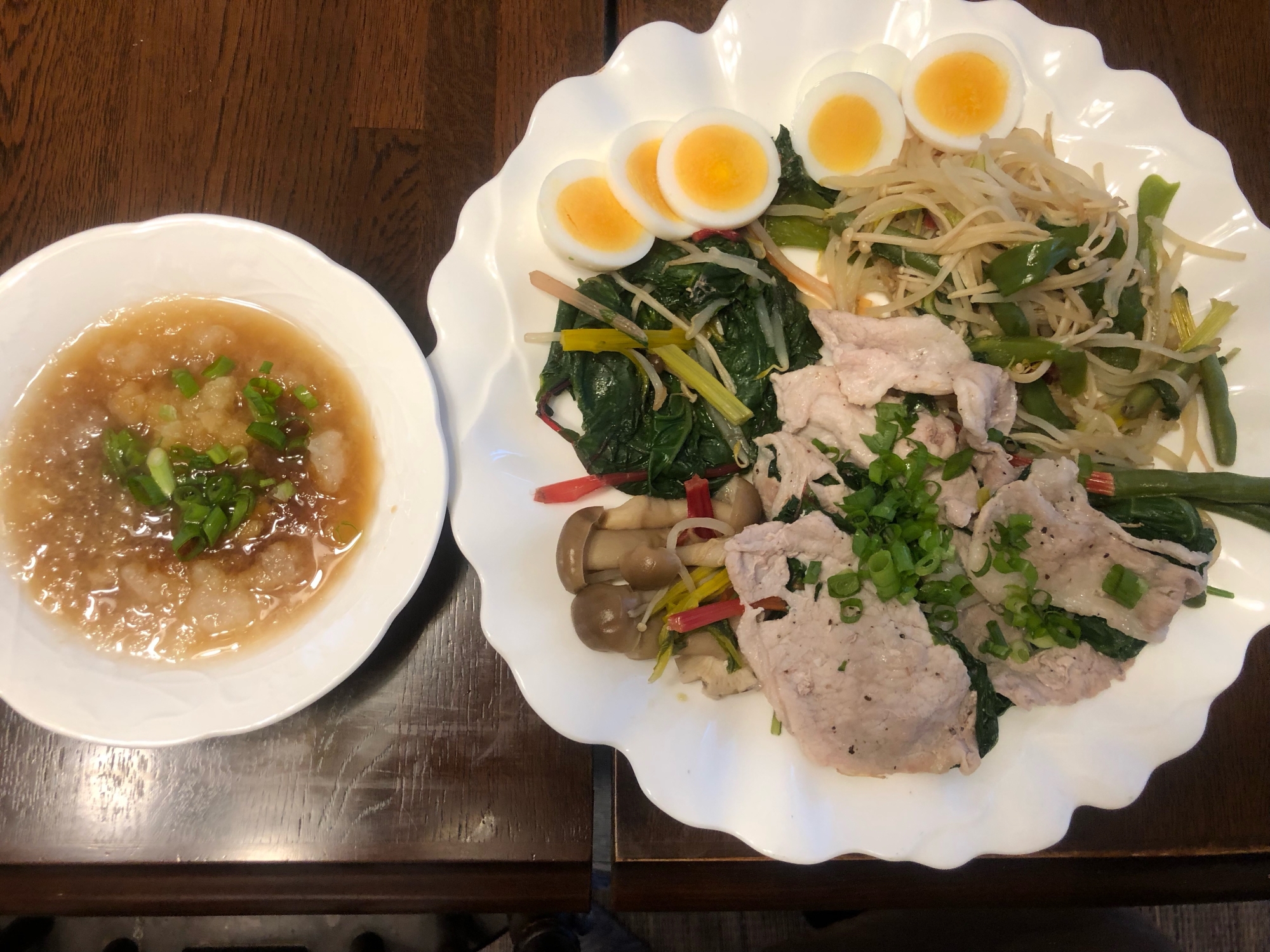 白い皿に盛られたスイスチャードと豚ロース肉の酒蒸し