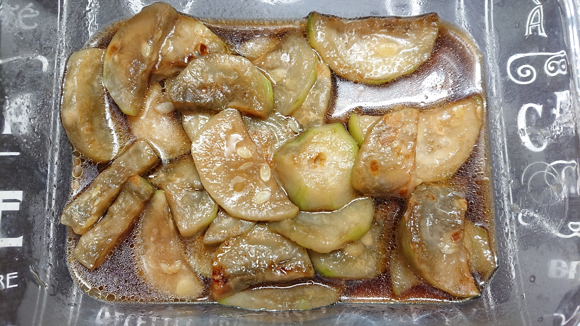 透明な器に入っているヘチマの焼き浸し