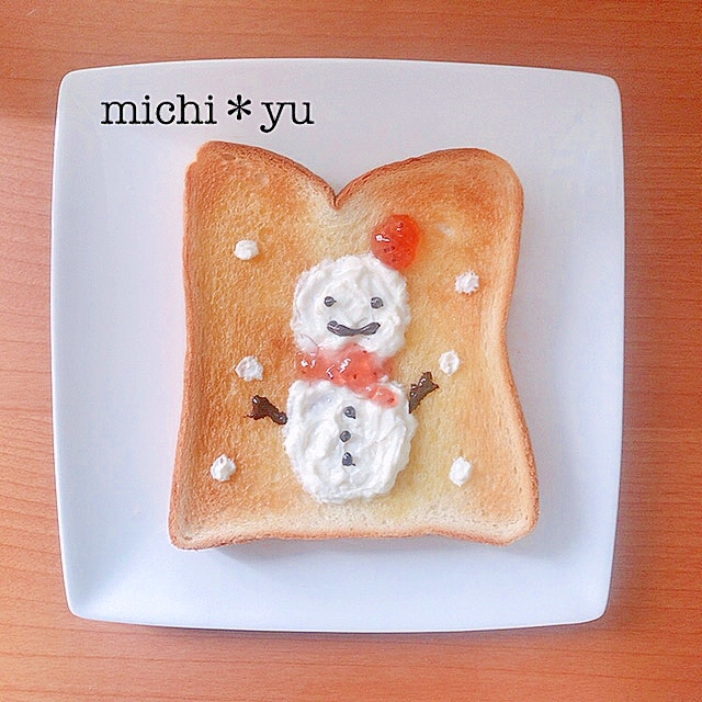 クリスマスに　可愛い雪だるまトースト