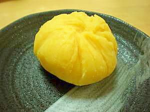 黒い皿に盛り付けられた洋風いもきんとん