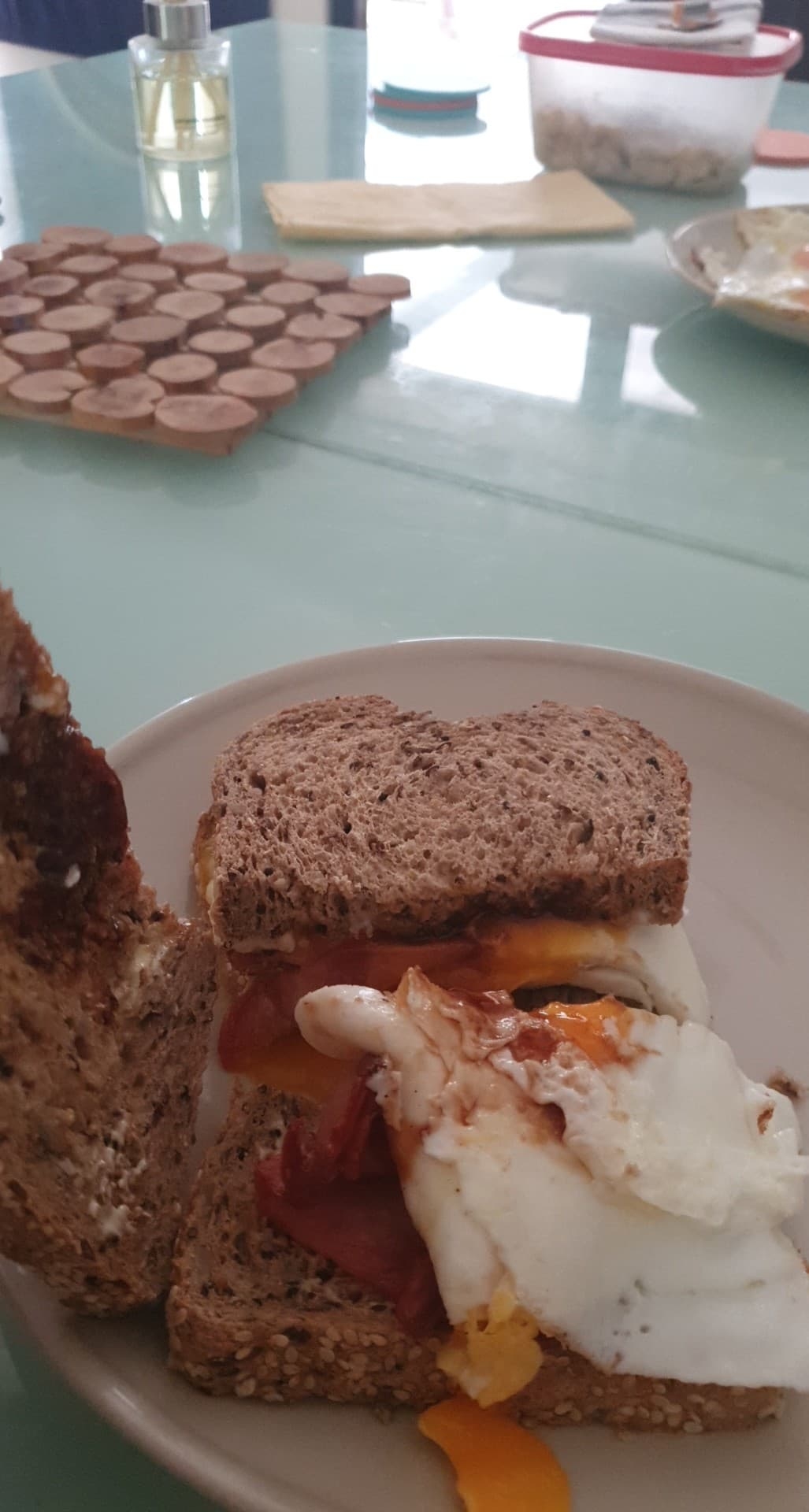 ハムと卵でサンドイッチ、BBQソース味