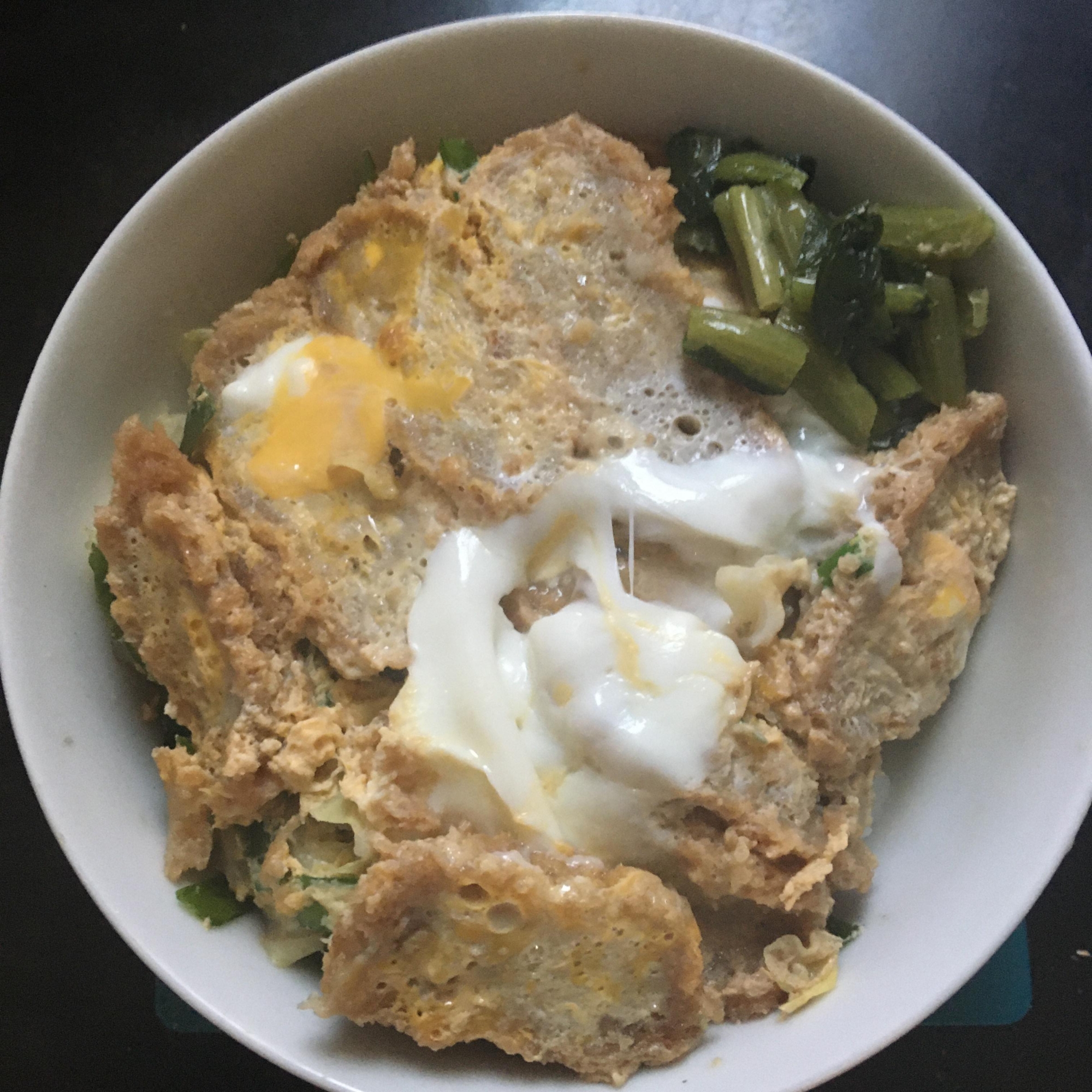 キャベツ、にら、メンチカツ丼