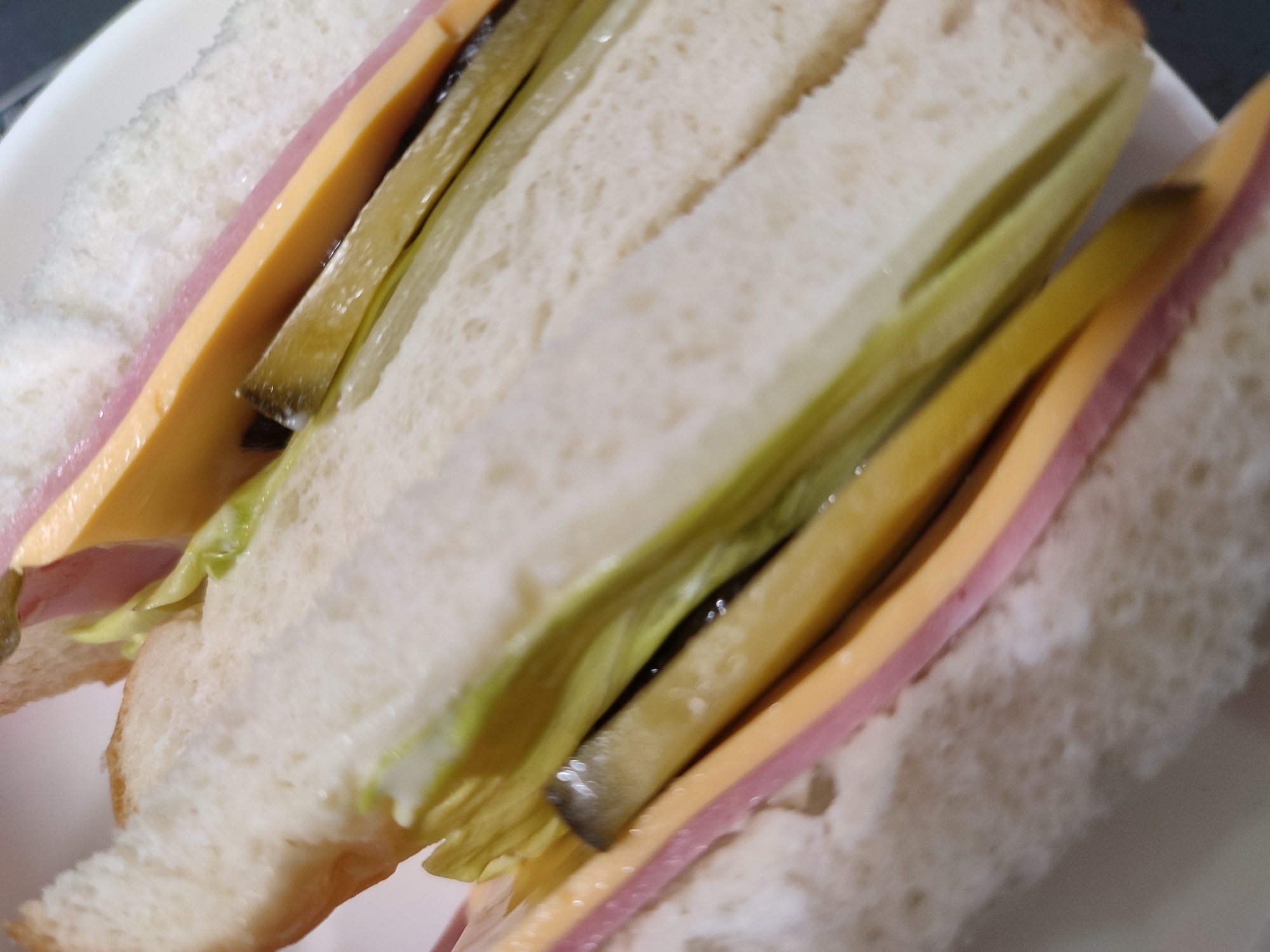ハム・チーズ・レタス・ピクルスのサンドイッチ
