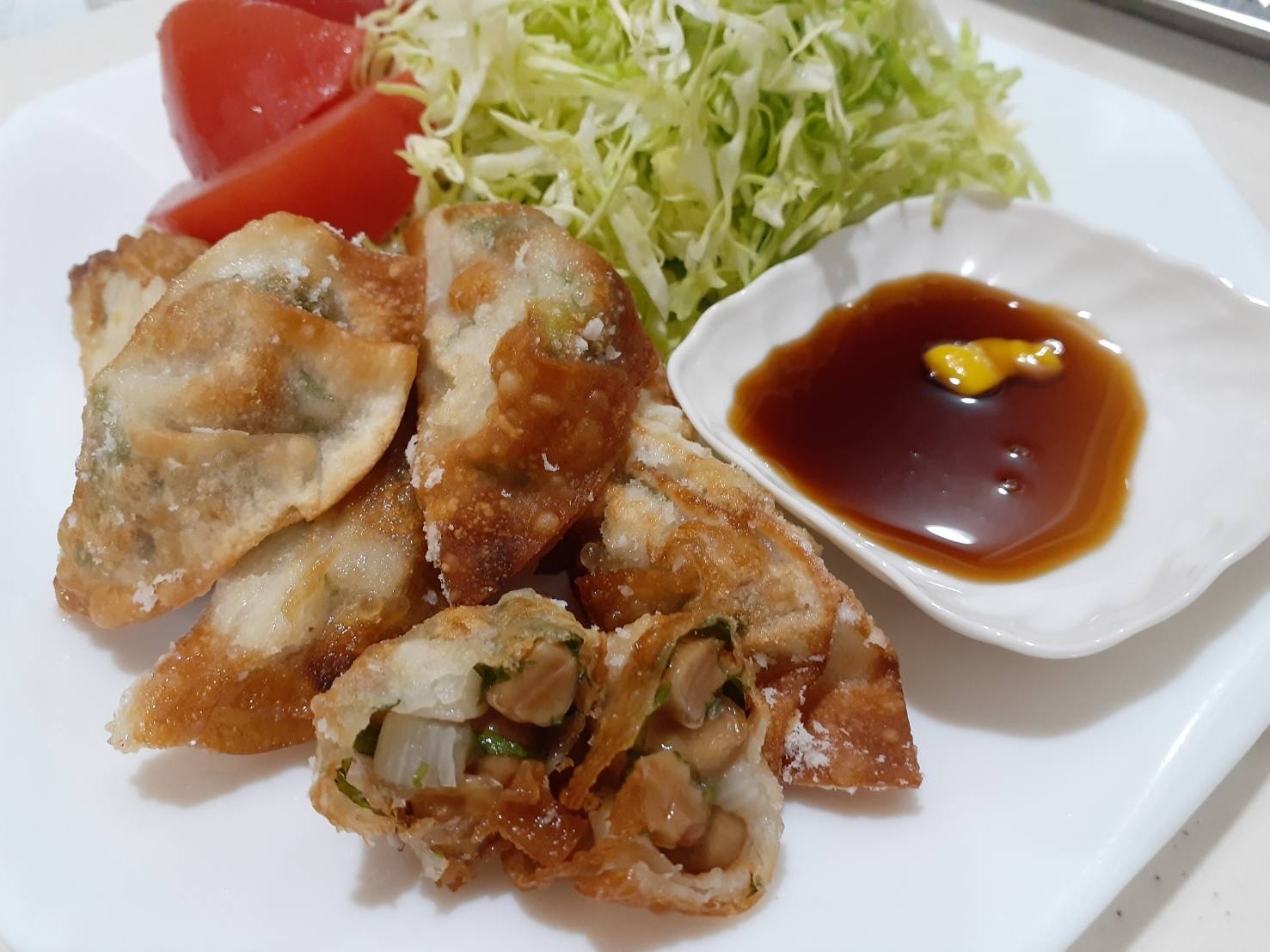 白い皿に盛り付けた長芋と納豆の餃子