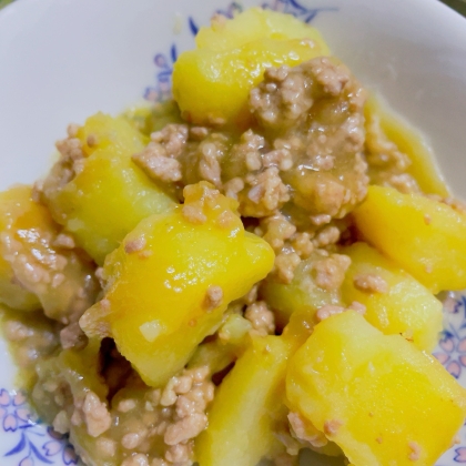 今夜はそぼろ煮にしました
ジャガイモと挽肉だけで、シンプルですが、
とっても美味しいです