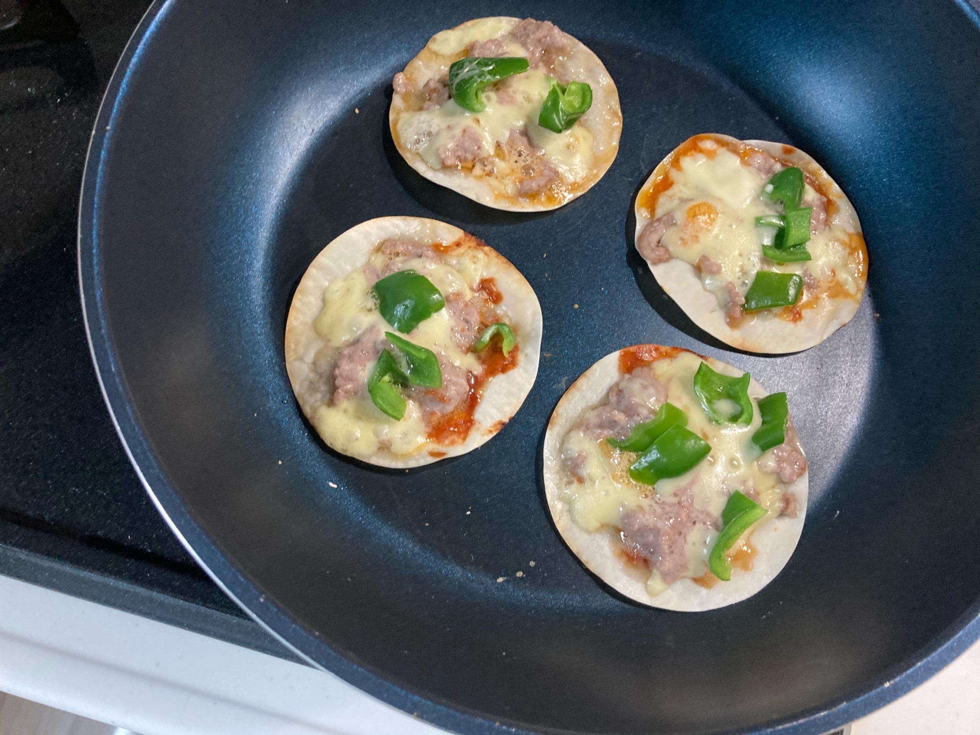 餃子の皮で作る！豚ひき肉とピーマンのピザ