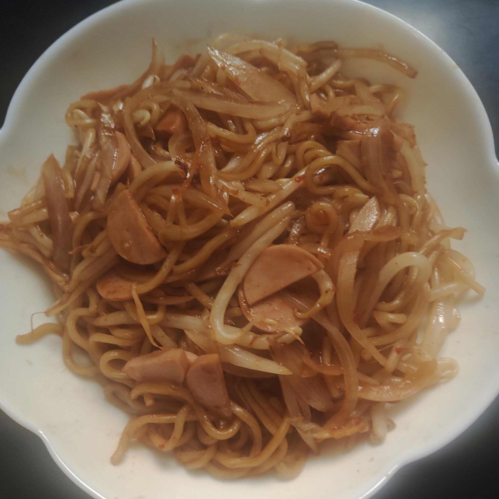 たまねぎ、もやし、魚肉の豆板醤焼きそば