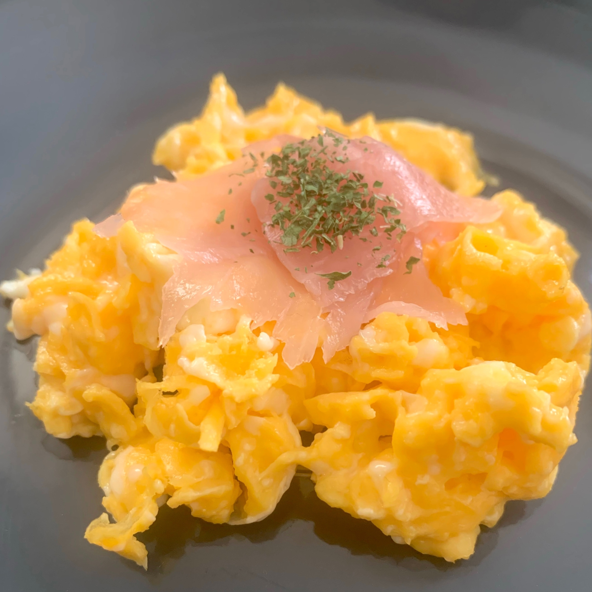 【5分で作れる】生ハムスクランブルエッグ