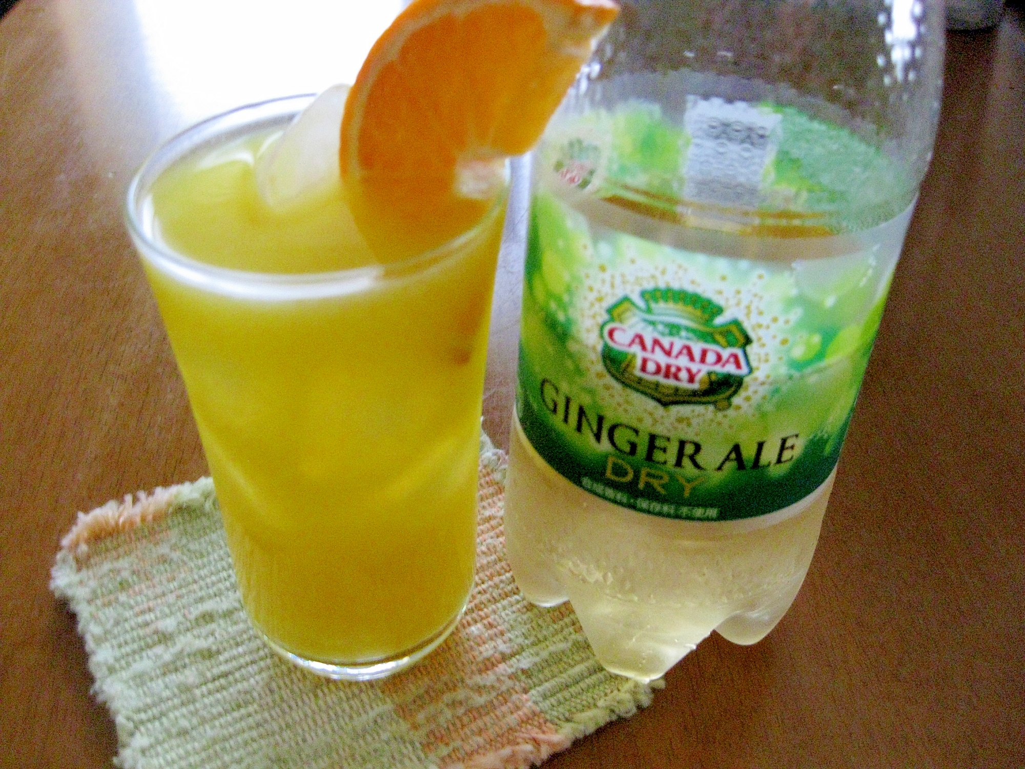 カナダドライ ジンジャーエールとオレンジカクテル レシピ 作り方 By れいちゃっ 楽天レシピ カナダドライ ジンジャーエールとオレンジカクテル レシピ 作り方 By れいちゃっ 楽天レシピ