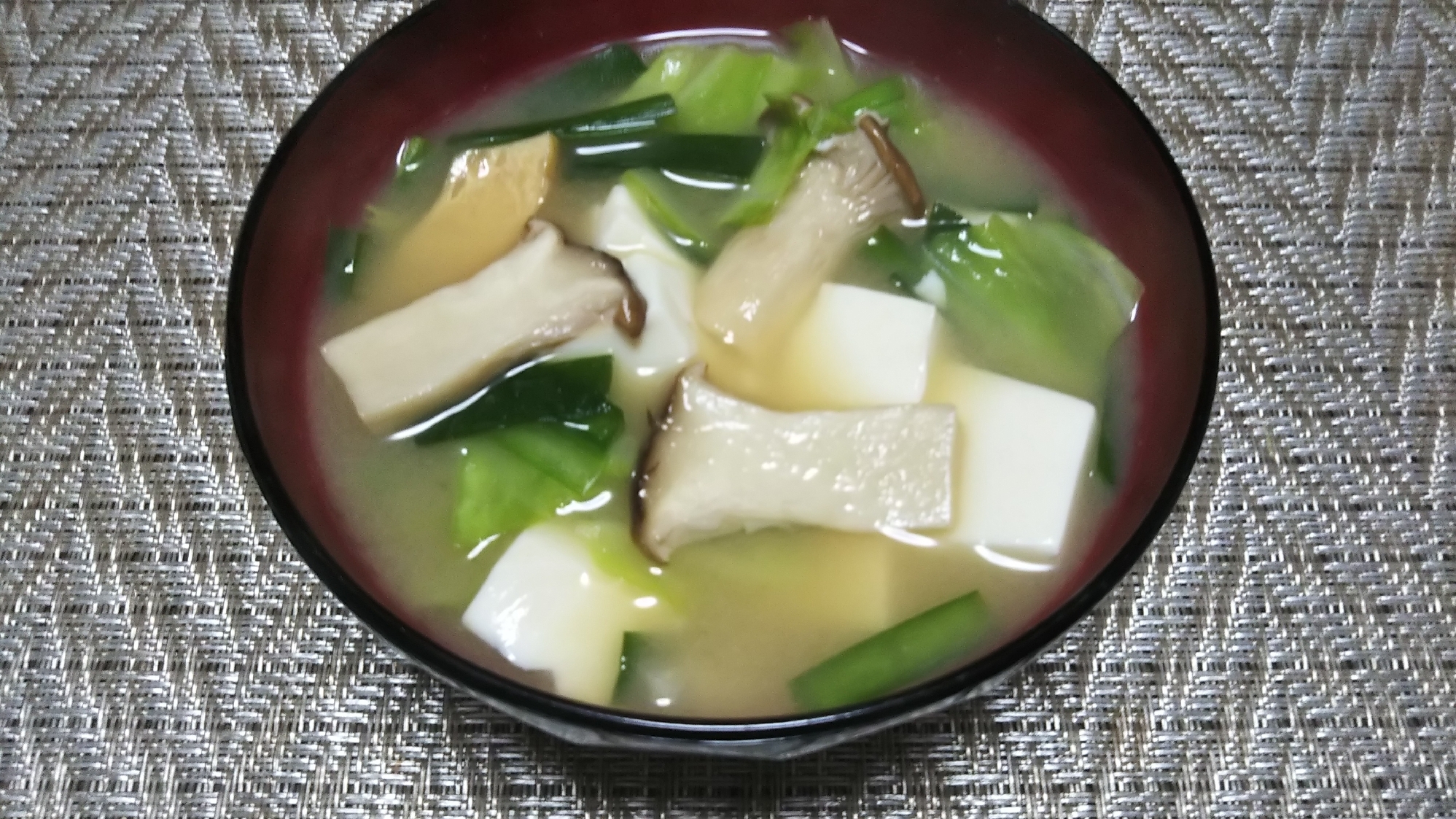 豆腐とエリンギとニラときゃべつの味噌汁☆