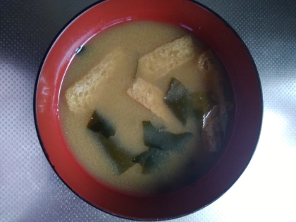 わかめ・ねぎ・油揚げの味噌汁