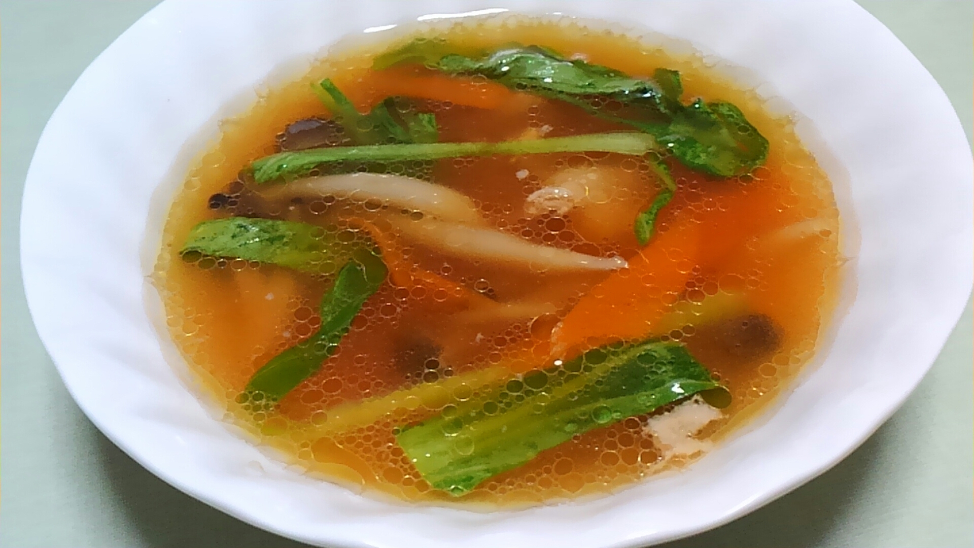 チンゲン菜とシメジと人参と豚肉の中華スープ＊