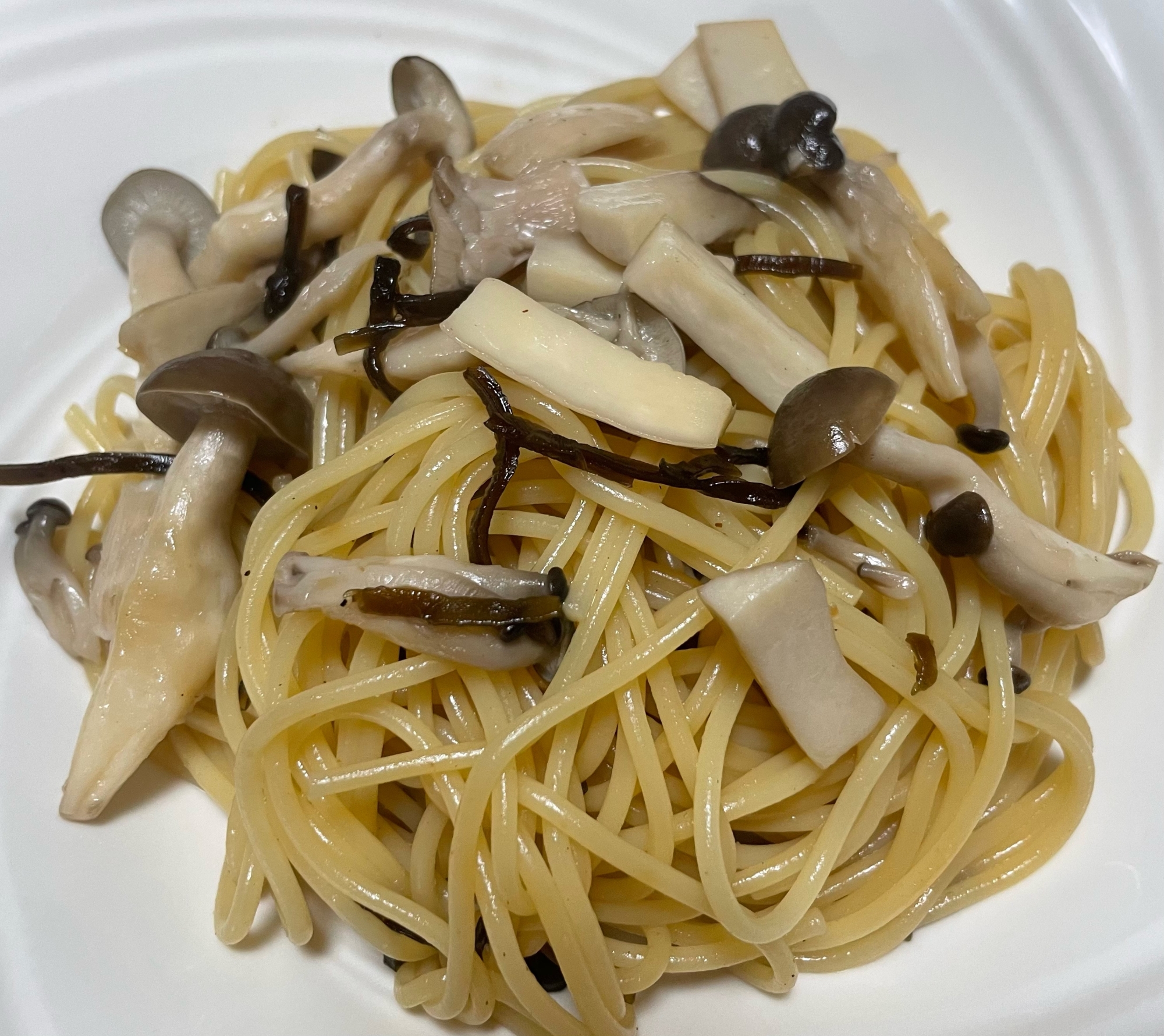 きのこと塩昆布のパスタ ( しめじ エリンギ )