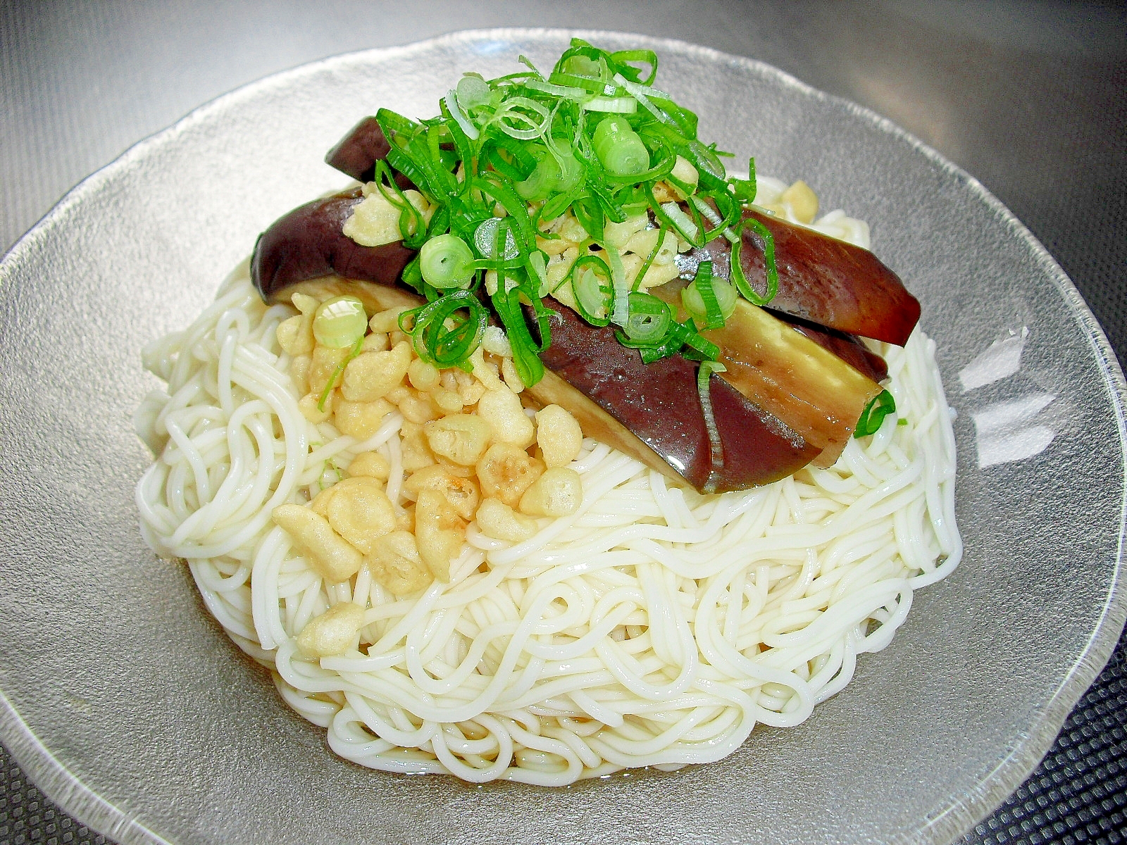 蒸しなすをのせて♪我が家の“ぶっかけそうめん”