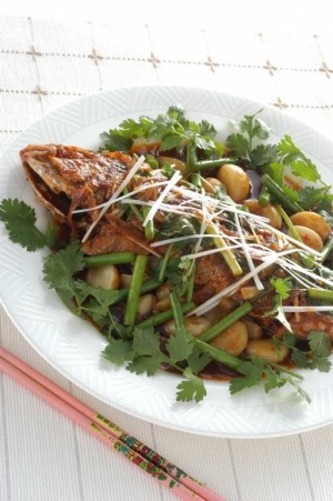 白い丸皿に盛り付けたイシモチの中華風煮