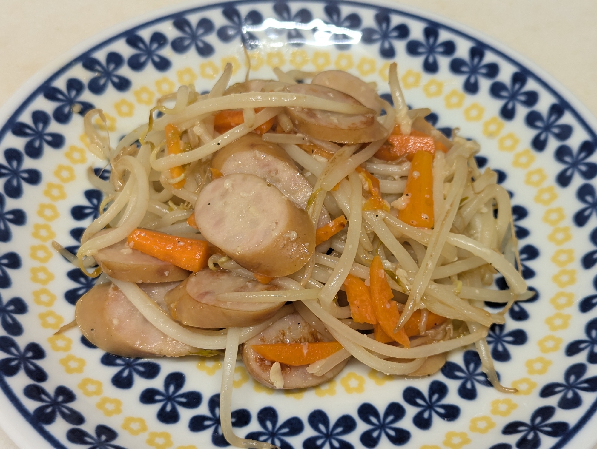 ウインナーともやしの塩麹炒め